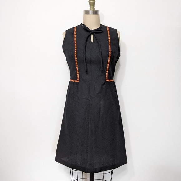 (48) vtg 1960s bohemian embroidered Aline fit black dress - Picture 3 of 5